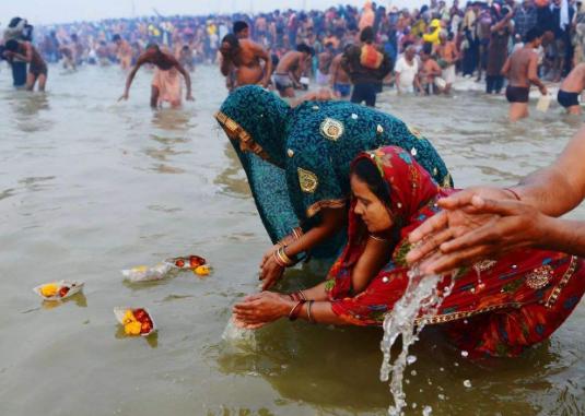 中国女游客在印度买冰棍，导游为何抢来就扔垃圾桶：真不要命了？