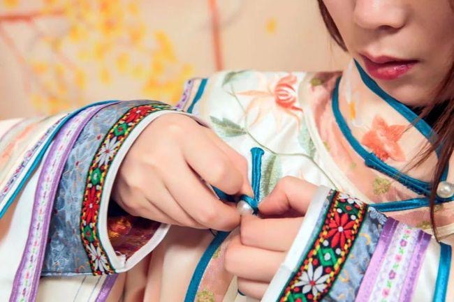 我在直播间做寿衣女模特，入行三年，有位大哥告诉我不要忘记初心