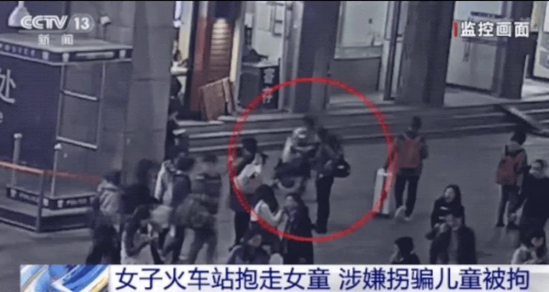 带儿子逛街被一小女孩抱住,妈妈带儿子去吃饭看见一个老人