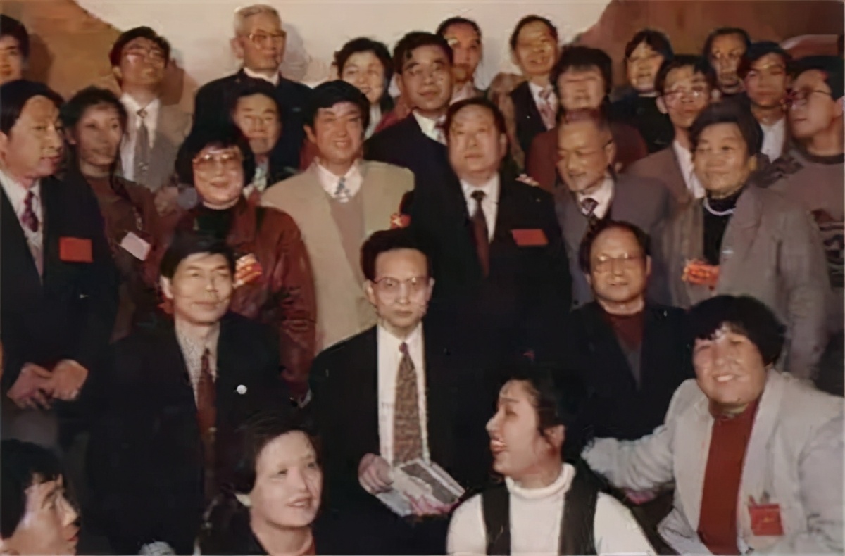 80年代“气功大师”严新跌落神坛，如今仓惶地逃往国外