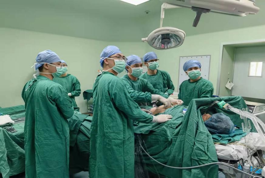 连续豪饮6天白酒后他的肠道数次“血崩”了