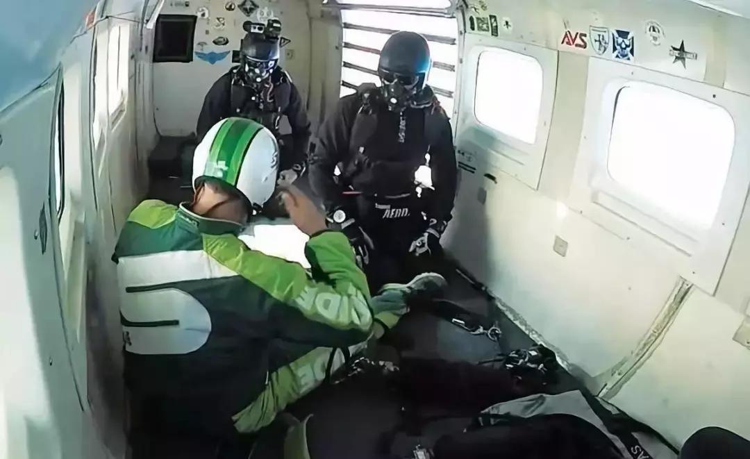 从2.5米高处跳下会怎样,2分钟从8000米高空坠落什么感觉