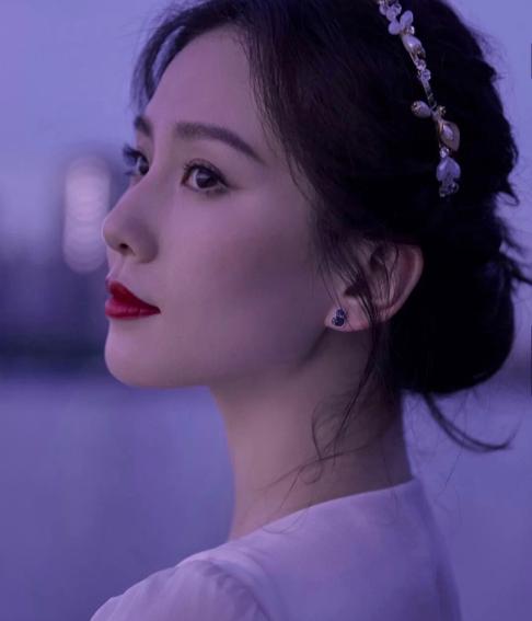 女生脸上有哪些特征说明耐看,一个女生脸细腻意味着什么