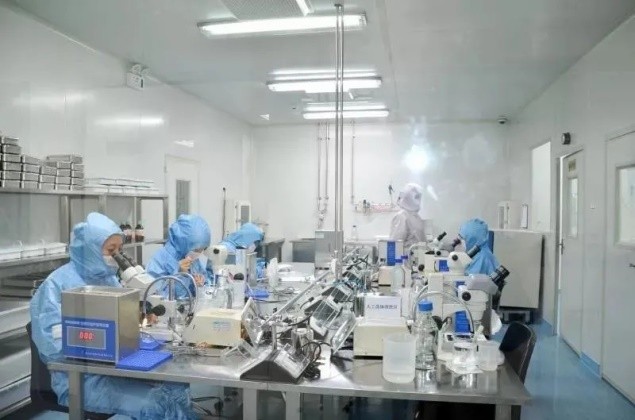 打破垄断！这个山东男人放弃美国高薪，合作陈薇院士，造福全球白内障患者！