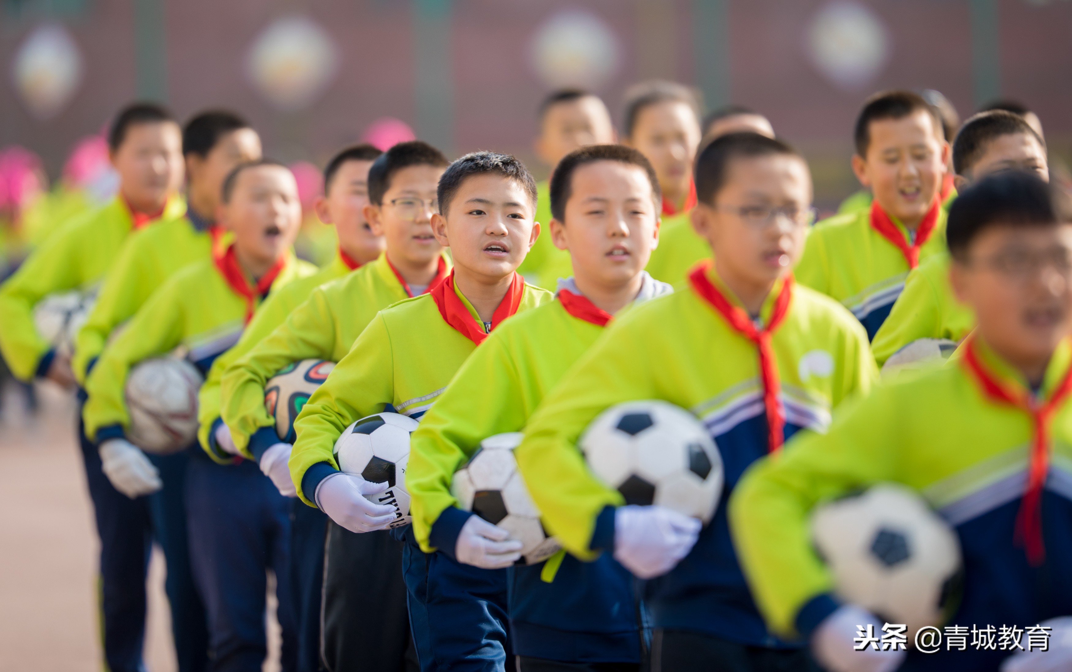 小学足球联赛拉开序幕,下南街小学第五届足球联赛开幕式