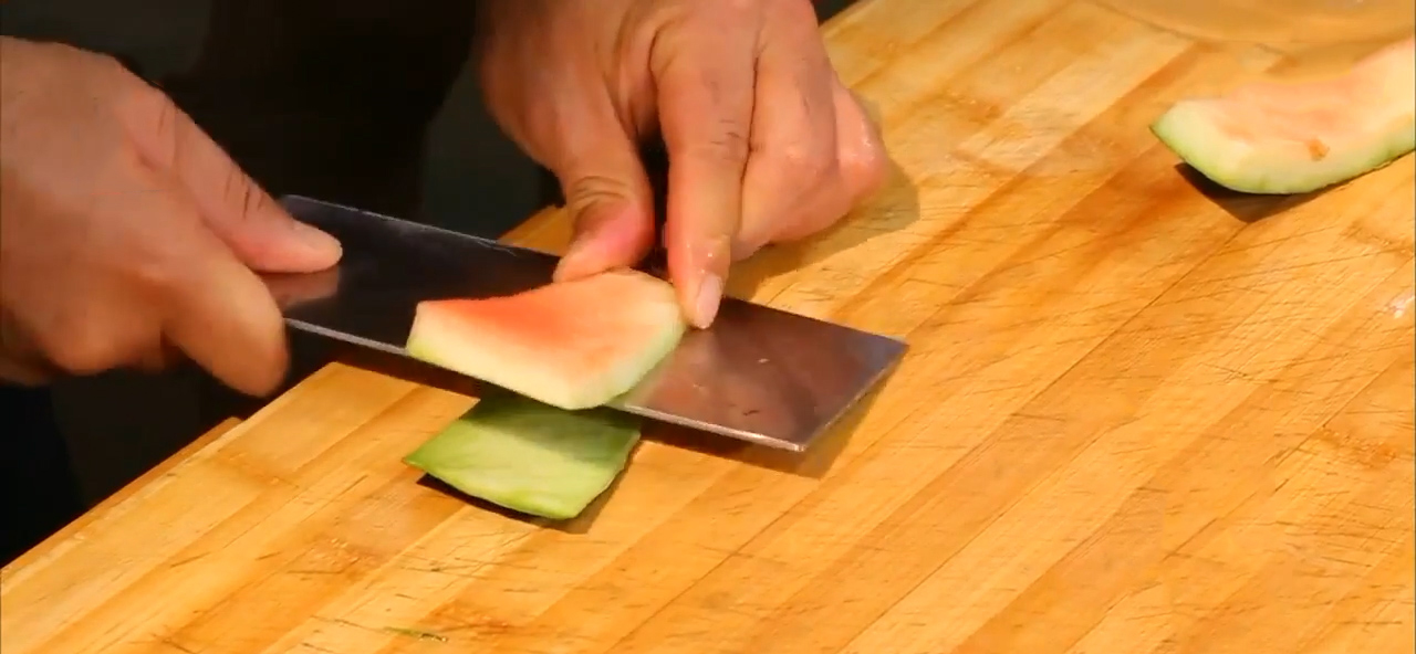 如何自制凉皮凉了也劲道,自制凉皮怎么做又滑又劲道