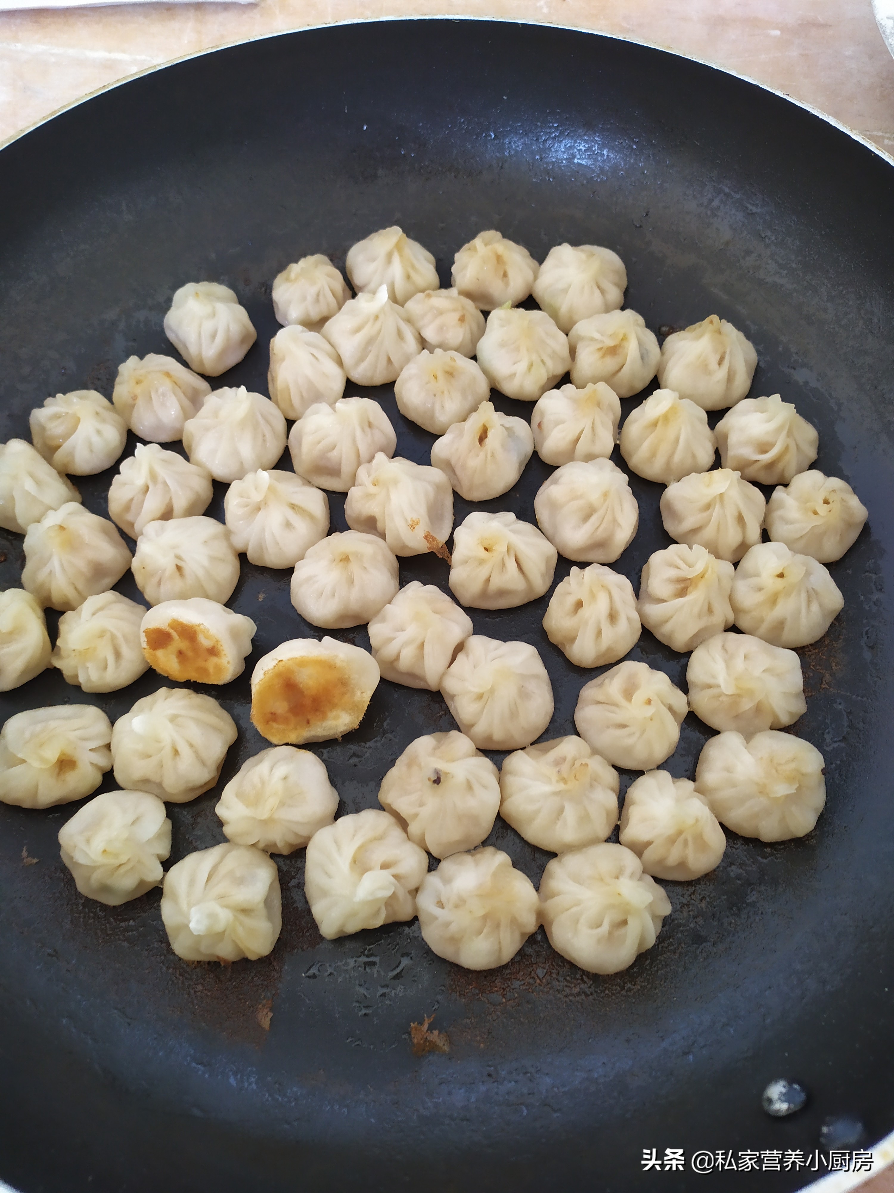 素馅水煎包子味道鲜美极致,香酥水煎包子