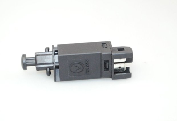 刹车灯开关损坏后刹车灯还会亮吗,刹车灯故障提示但刹车灯是亮的