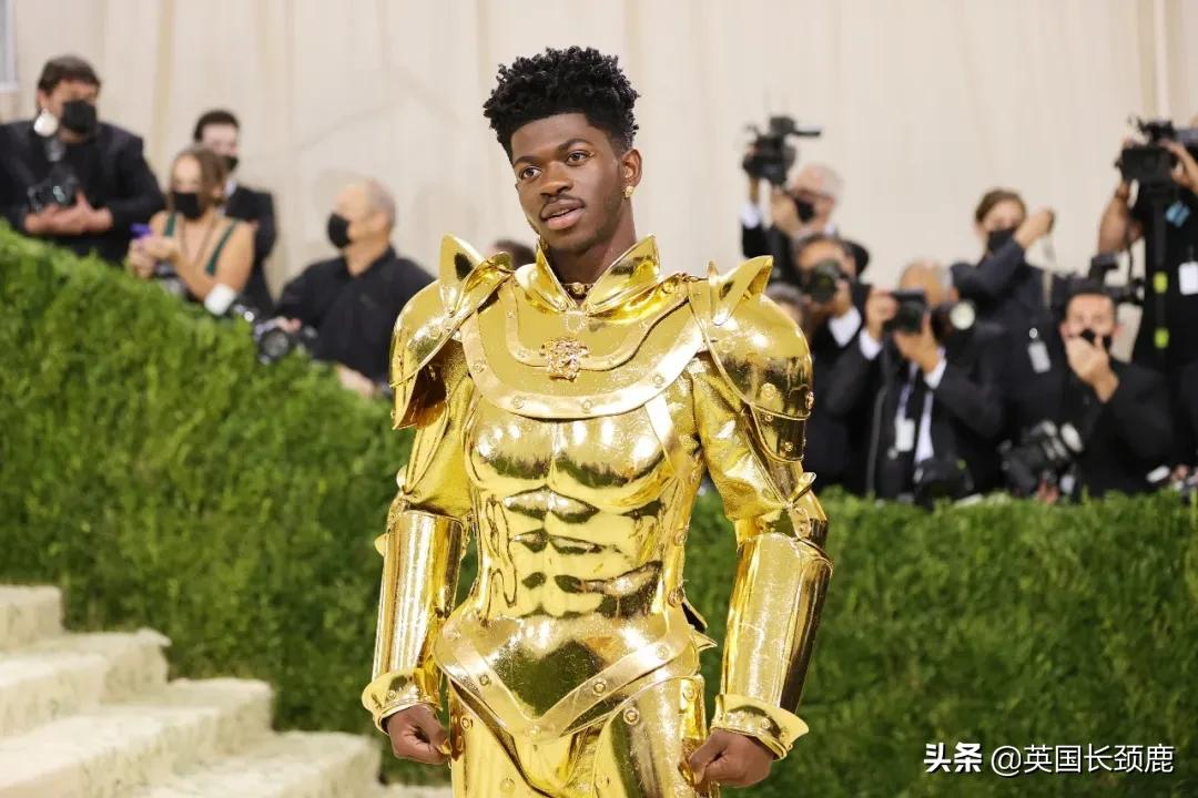 卡戴珊化身摄魂怪、碧梨赛白雪公主...今年METGALA妖魔鬼怪再出洞