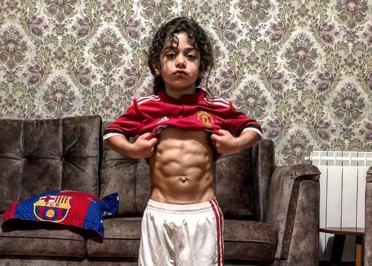 超厉害的腹肌男孩,六岁小孩能练出肌肉和腹肌