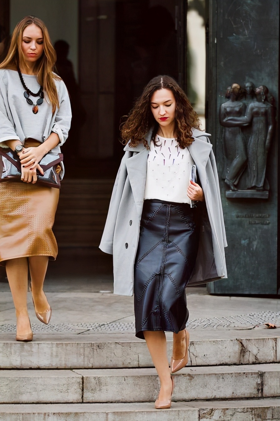 秋冬别总穿裤子了,今年流行“大衣+皮裙”,时髦显贵还很保暖