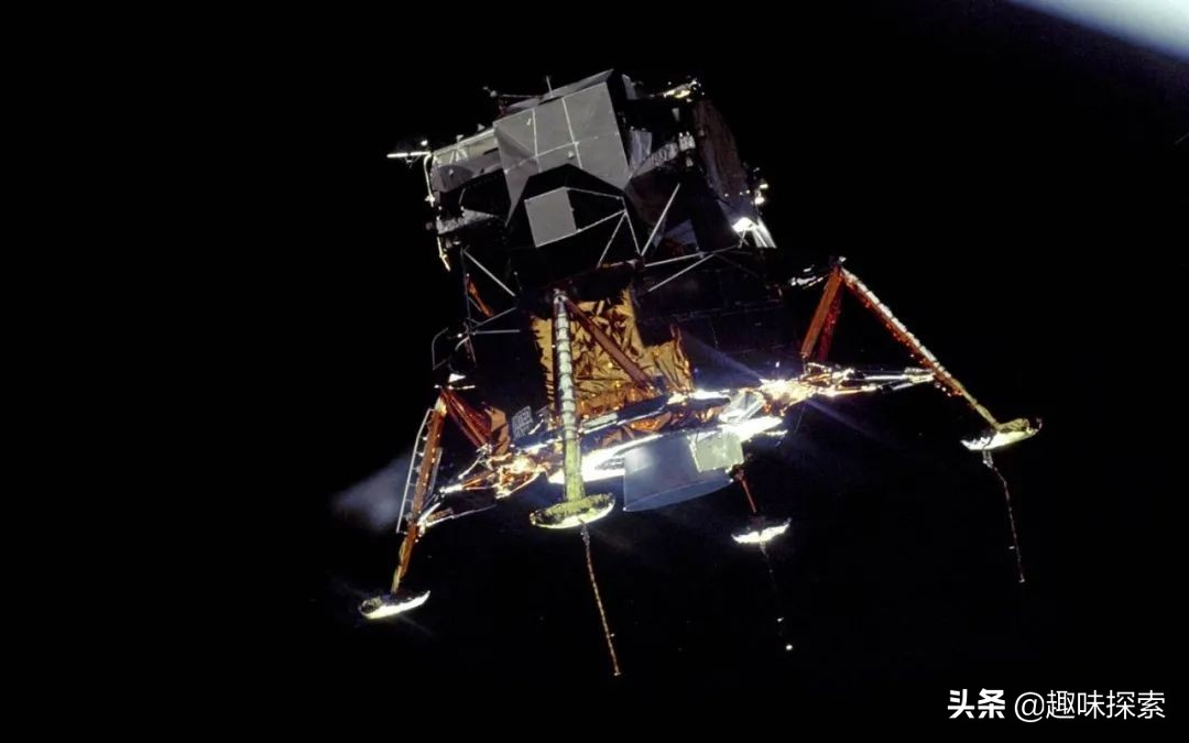 阿波罗16登月，多张照片显示白色云状可疑物伴随左右，是什么？