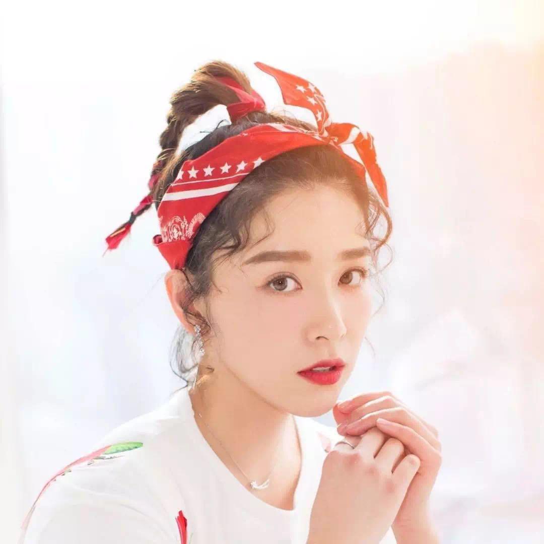 女生如何扎发带更时尚,用一条发带变造型