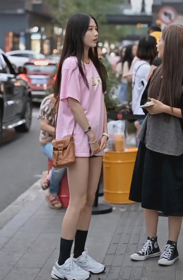 成都小甜甜粉色t恤街拍,成都小甜甜街拍黑衣服