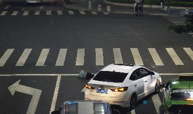 奇葩醉酒男把拱北闹市路口当床，铺上被子呼呼大睡！过往司机心惊胆战！