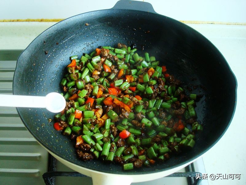 炒菜做咸了加糖有用吗,炒菜太咸了该加糖还是加醋来掩盖