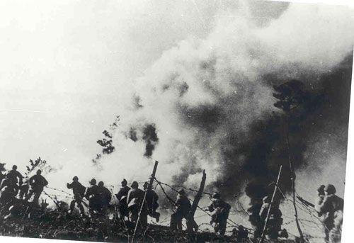 英雄连3步兵集体丢手雷,英雄八连