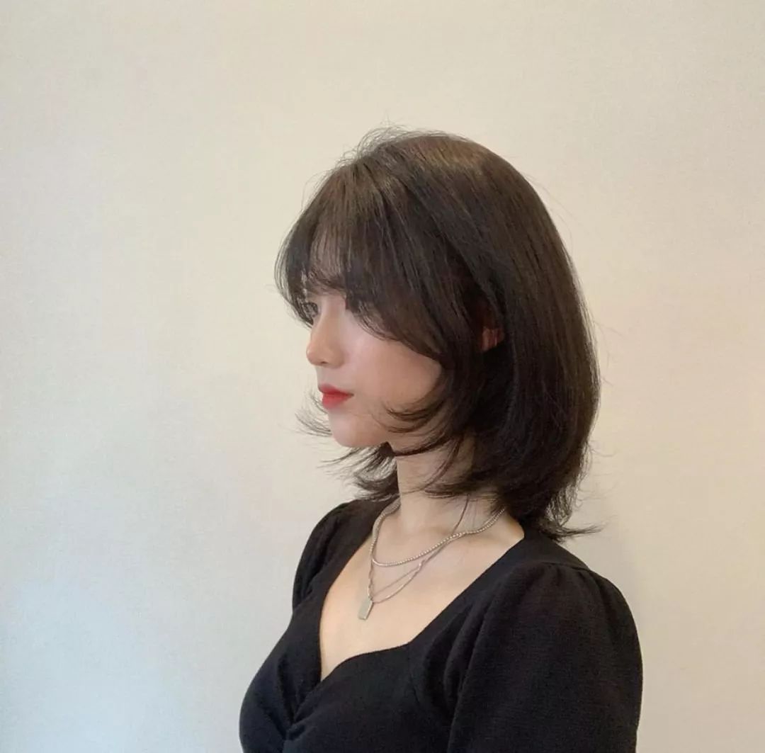 燕尾个性有型的短发,女士短发燕尾造型色彩搭配