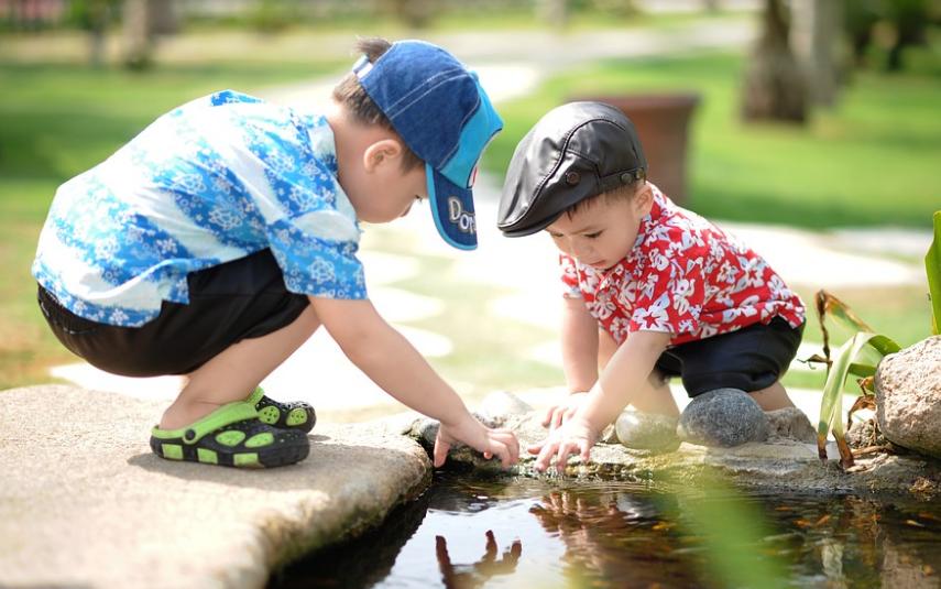 这8种凉鞋被列入黑名单，易致足内翻、X型腿，可别再给娃穿了