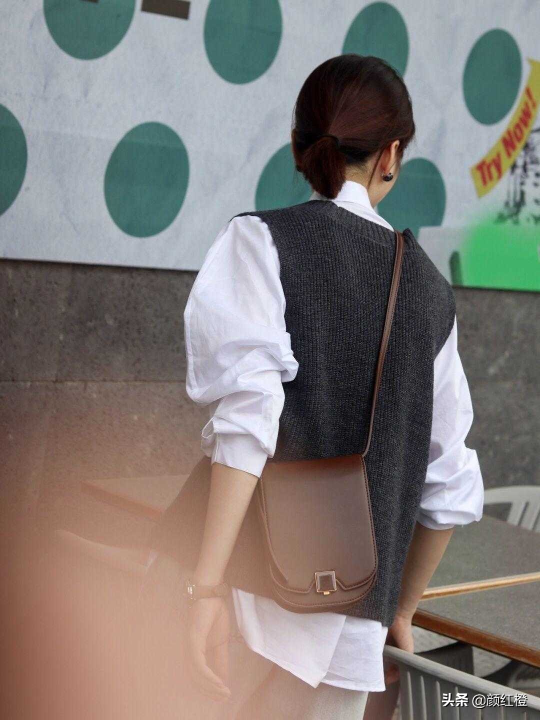 马甲的正确方法简单又好看,马甲的穿法视频教程