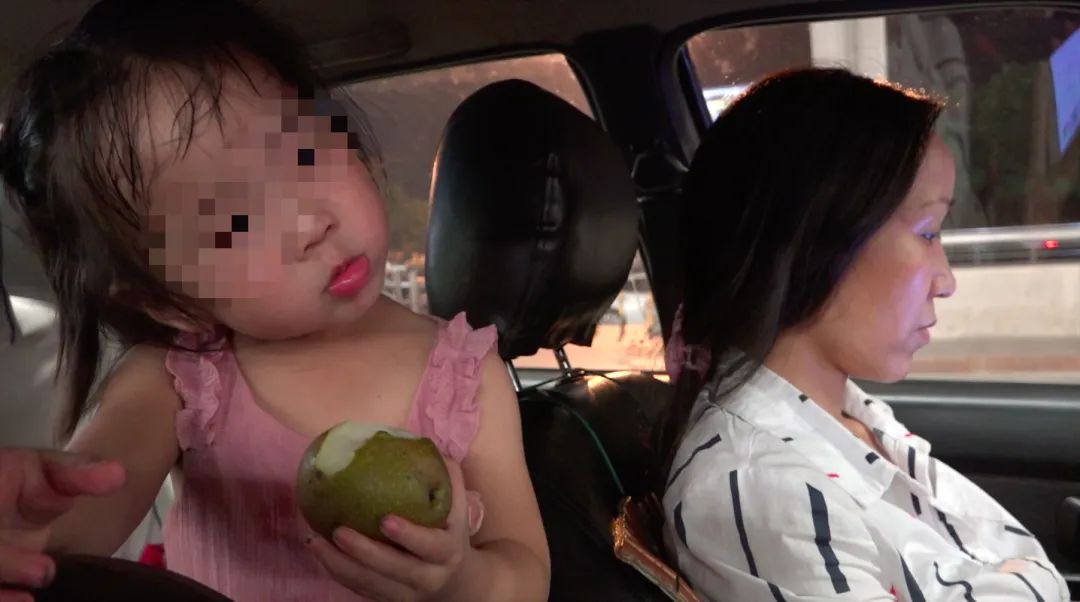 女司机带女儿上下班,女司机带三岁女儿上班