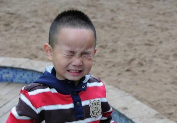 宝宝眼睛进灰了怎么办,石灰进入眼睛后失明是永久的吗