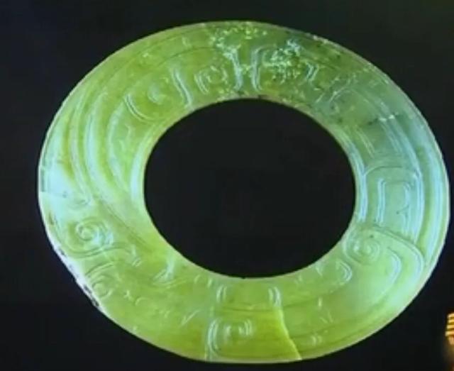 女子给专家鉴定和氏璧,女子拿翡翠碗给专家鉴定