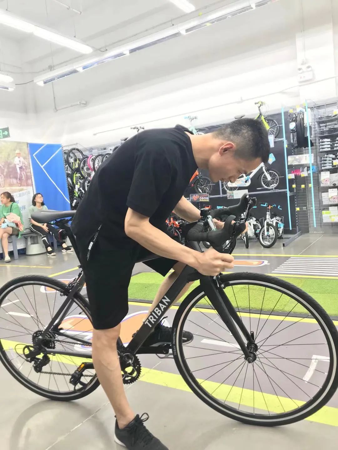 涨见识了!原来很多开宝马的都有一面鞋墙,穿的球鞋不上千就上万