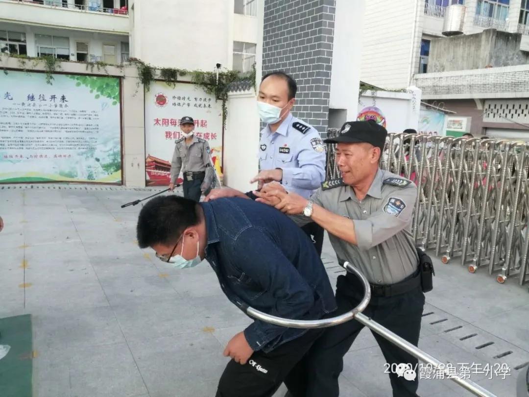 派出所开展防暴恐实战演习,反恐演练进校园警校携手护平安