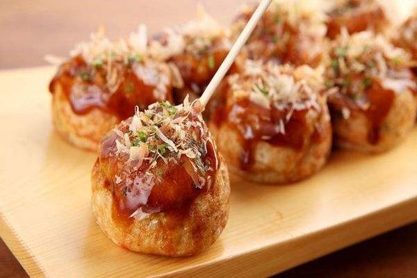 街头风味小吃；美味可口的章鱼小丸子，一口一个