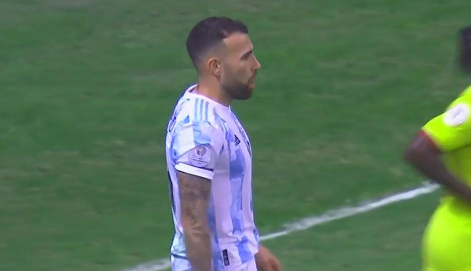 马丁内斯点球三连扑梅西队员反应,马丁内斯扑出点球阿根廷队员反应