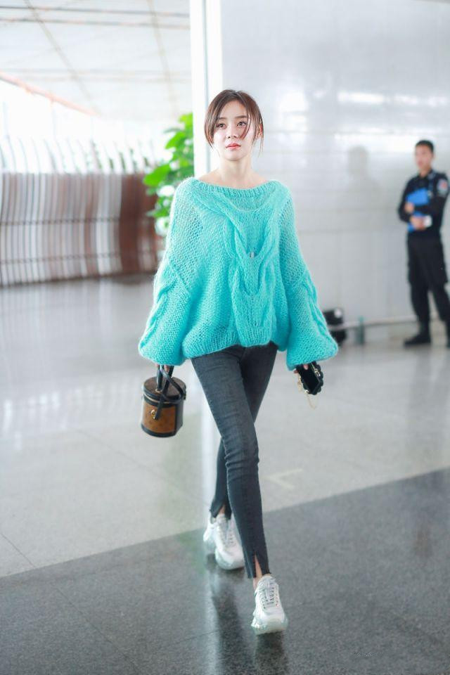 袁姗姗黑色v领针织衫蓝色牛仔裤,袁姗姗穿毛衣怎么搭配