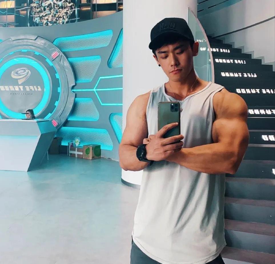 正太脸金刚身，36岁重庆小伙的肌肉身材太惹眼，保养的太好了