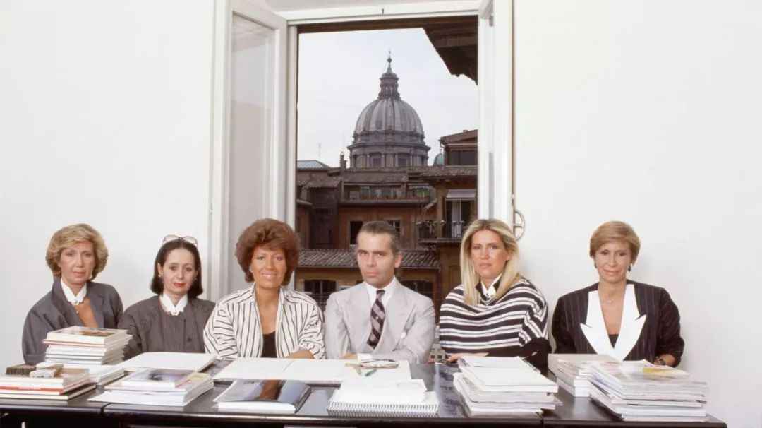 现在的00后都把FENDI当潮牌，连女朋友都要买腋下包