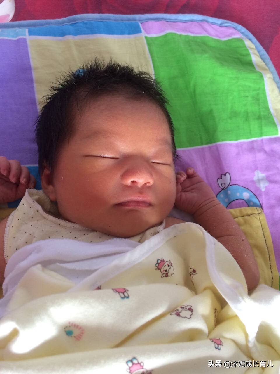 刚满月小孩哭闹不休是怎么了,刚满月女宝宝晚上哭闹特别厉害