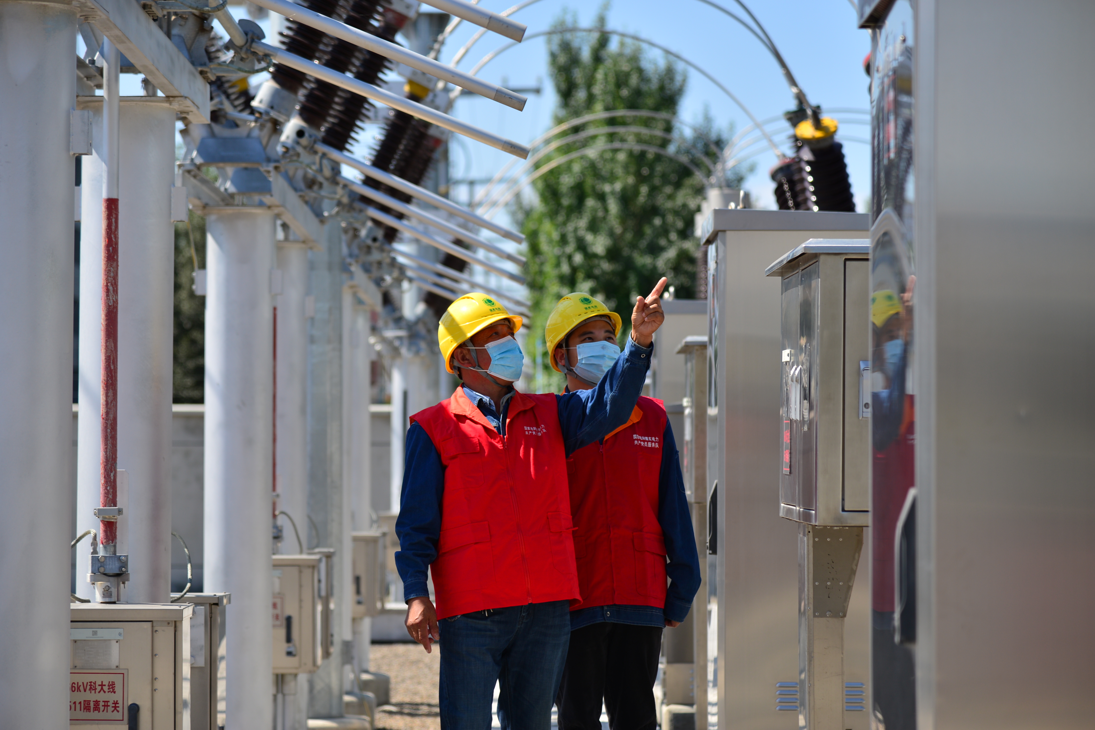 铁塔奏响光明之歌，银线织就电网记忆