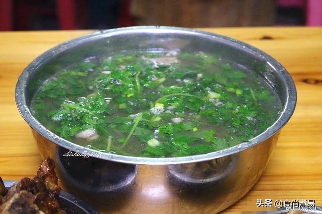 去乡下的婶婶家摘水果，堂哥下厨做了一桌客家菜，撑到打饱嗝