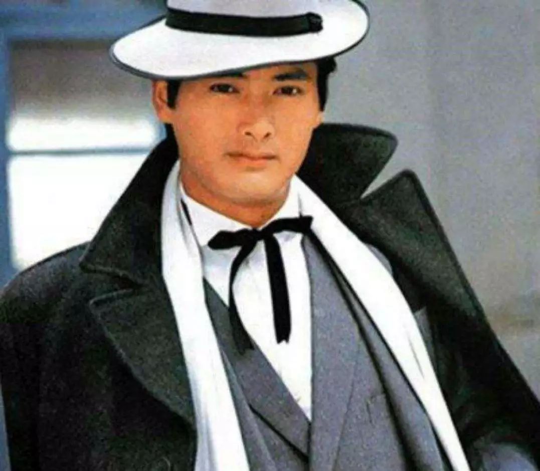 冬天围巾推荐高级感纯色,下雪了红色围巾