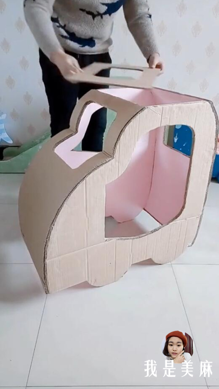 爸爸用纸箱给孩子做玩具,爸爸用废纸箱做汽车玩具