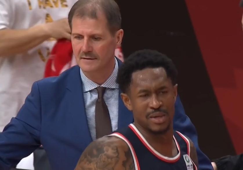 徐杰三分命中随即突破造犯规,徐杰开场5分钟被吹3次犯规