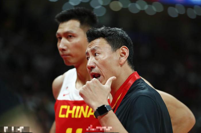 中国男篮年轻球员让人看到了希望,中国男篮非职业的打不过cba球员吗