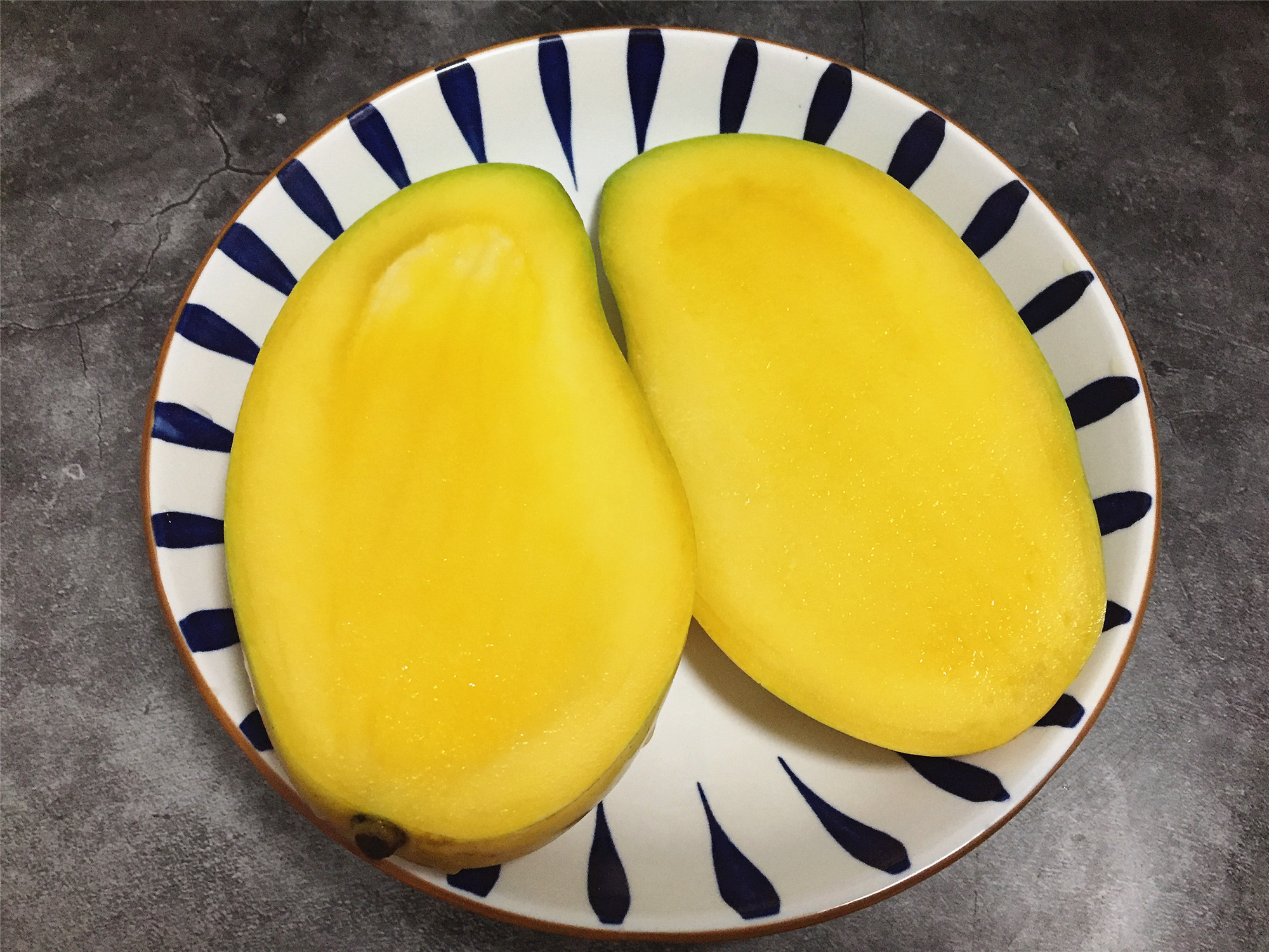 芒果最简单的切法是什么,怎样切芒果才是最正确的切法