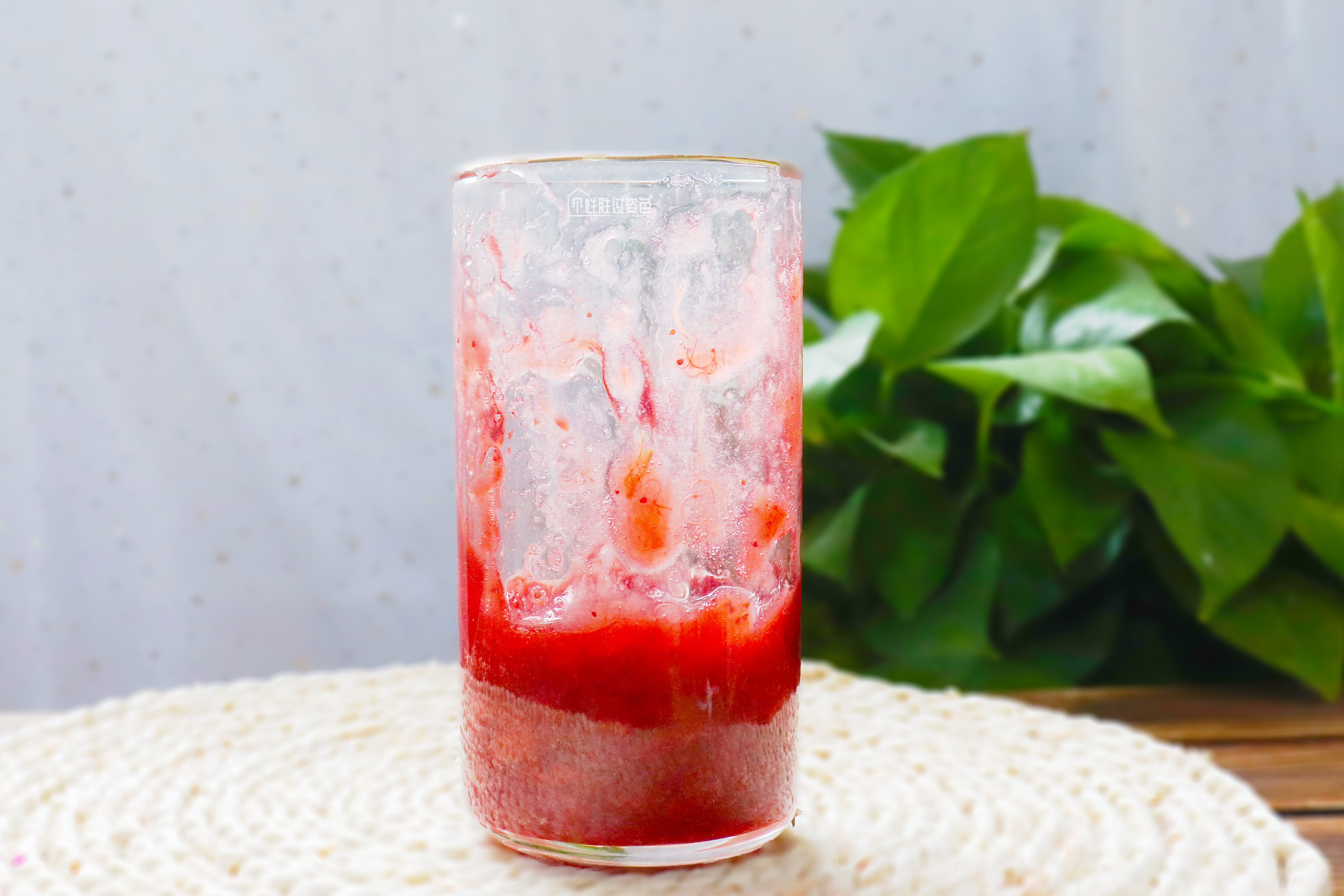 火爆网络的高颜值草莓鲜牛乳来了，喝完这杯我就是头条最甜的仔