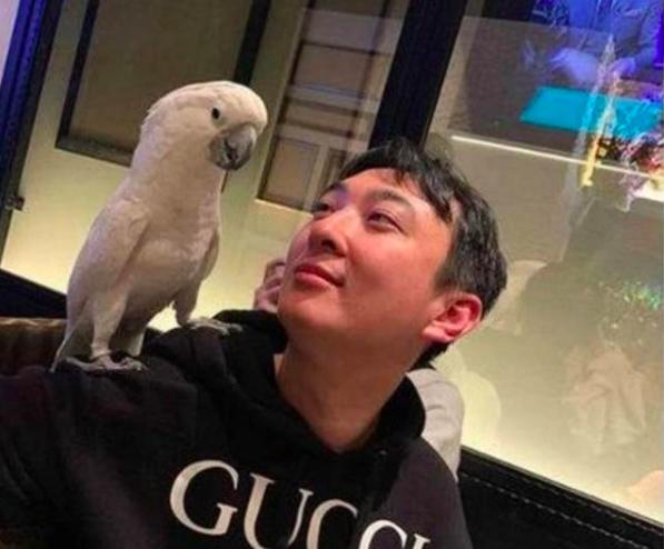 王思聪带女友买奢侈品,王思聪带神秘女朋友逛街