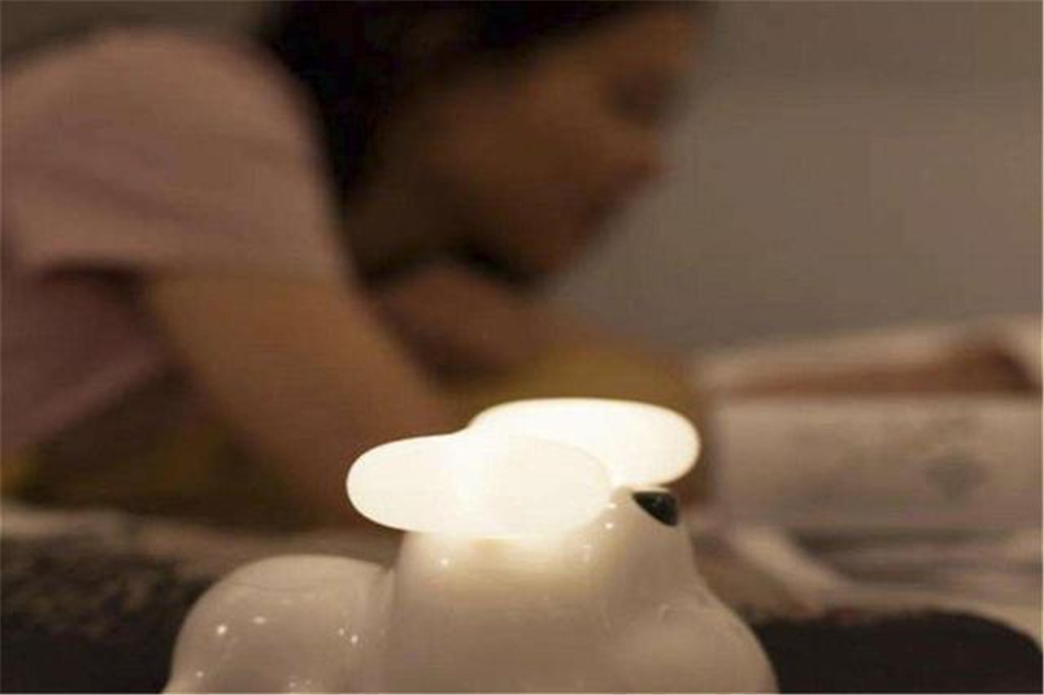 满月的小孩晚上哭得厉害怎么回事,满月婴儿出门回来后哭得撕心裂肺