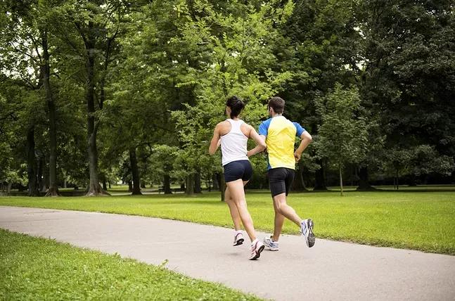 公园每天跑步拉筋真的能瘦腿吗,慢跑后如何拉伸可以瘦小腿