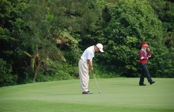 高尔夫规则违规击球,高尔夫规则中不规范打球姿势