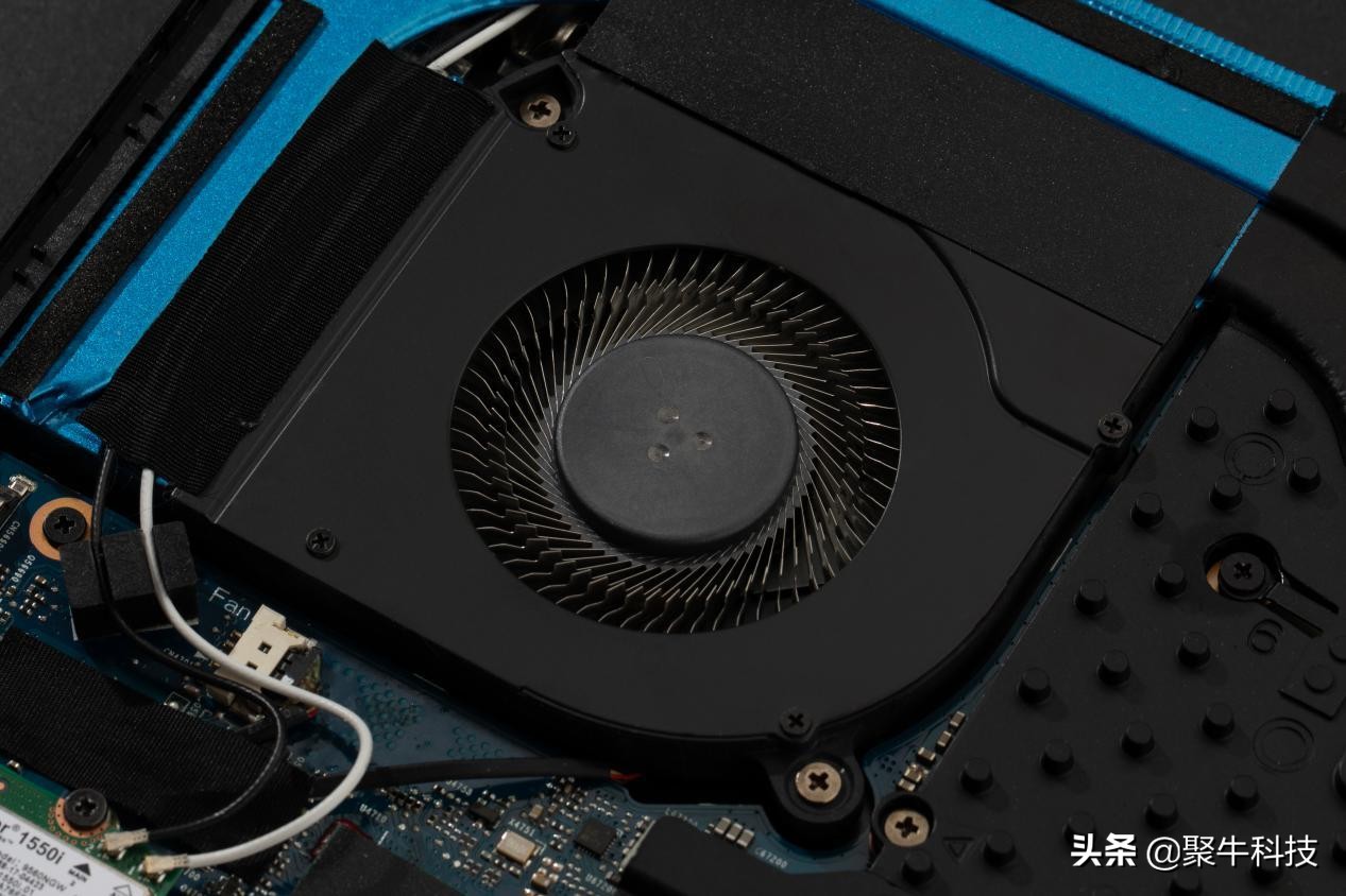 17.3寸掠夺者战斧300评测,无短板游戏本推荐