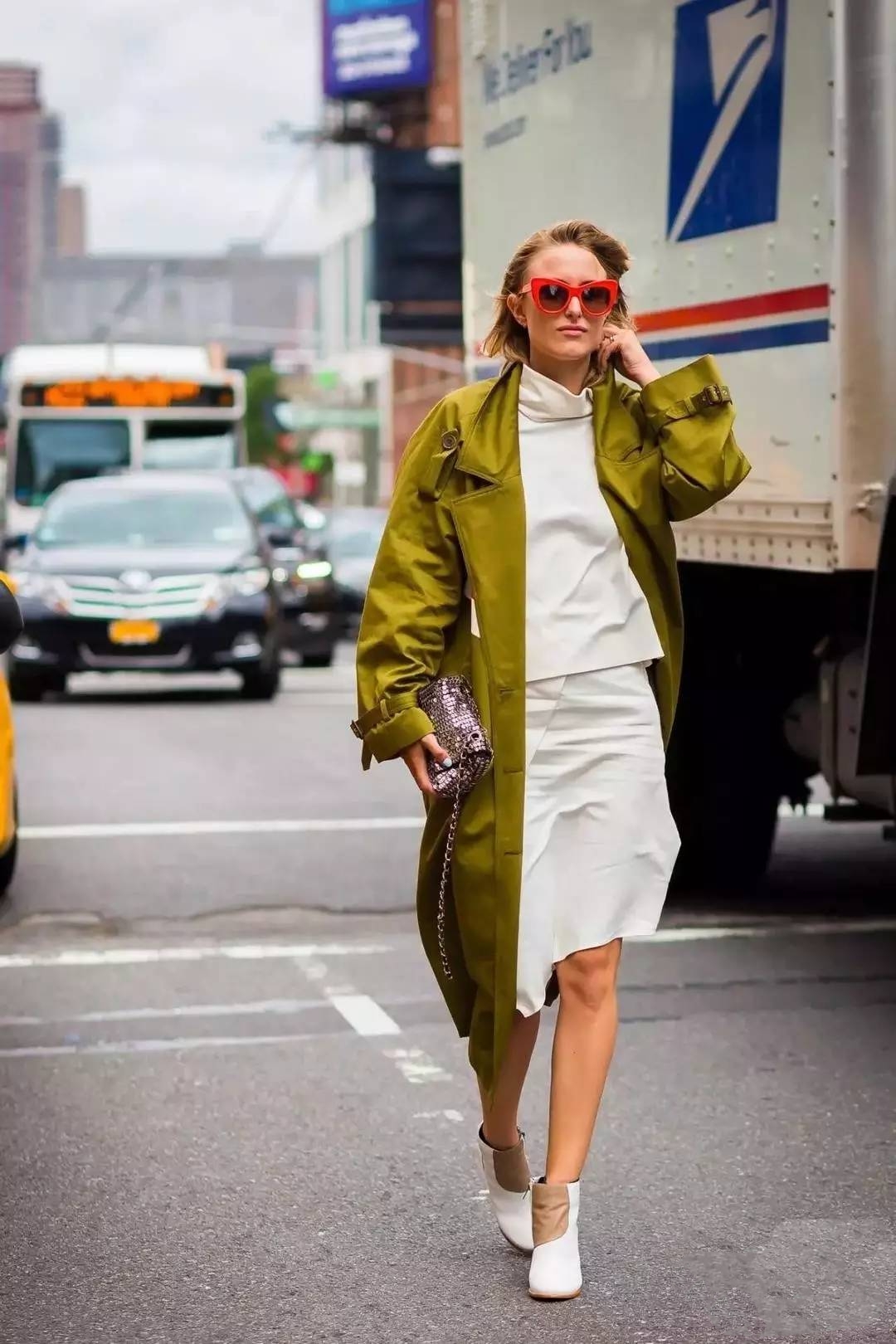 上身壮的女人,穿外套记住4要4不要,穿搭显壮还没气质