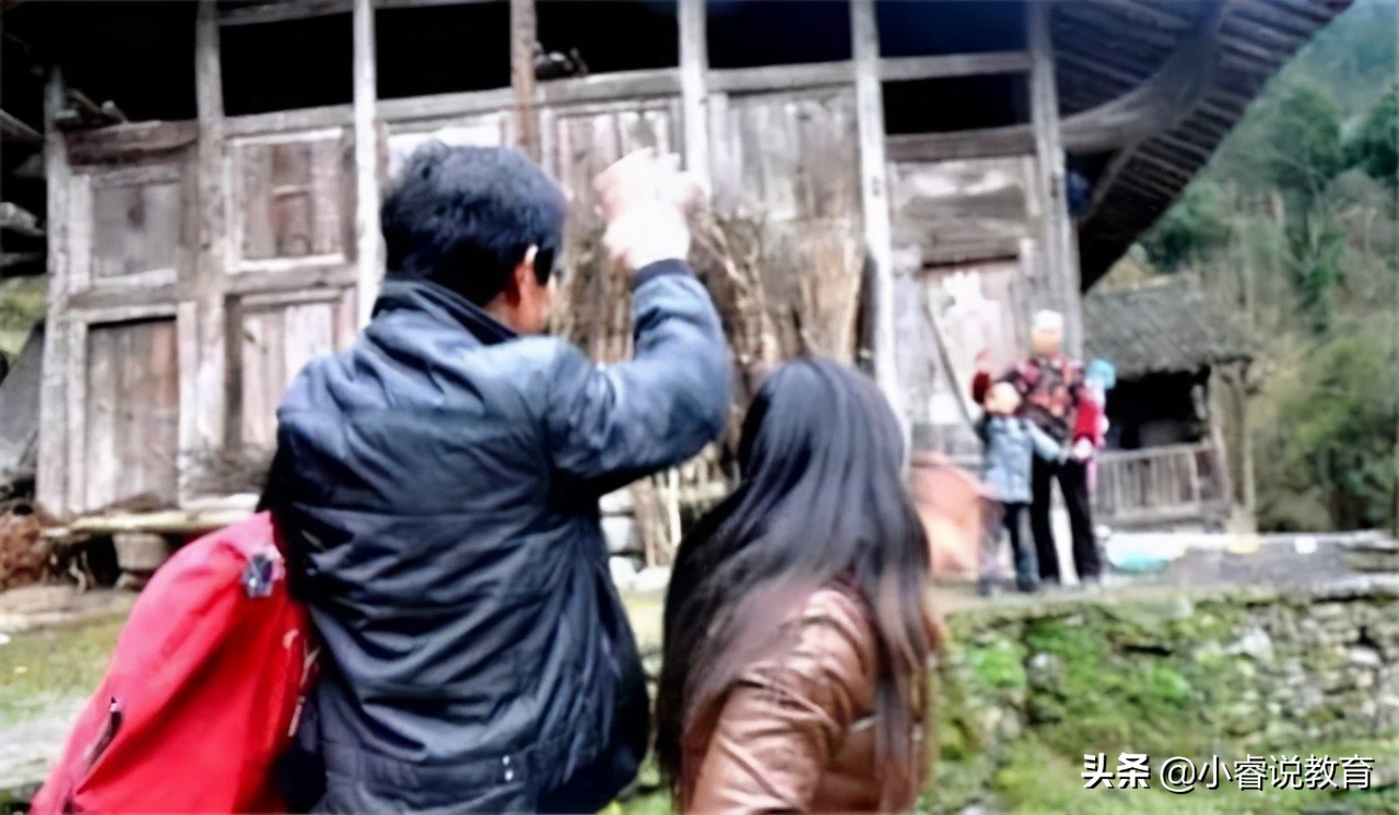 留学儿童的孤独！四川小学组织学生做母亲节贺卡，小女孩不停哭泣